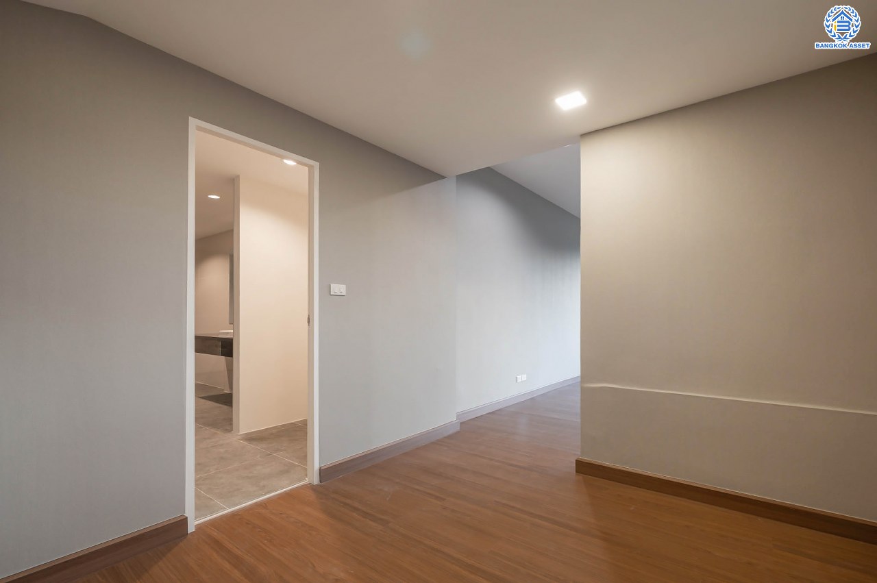 บ้านมือสองตกแต่งใหม่ โครงการ เดอะเวอรีเดียนโฮม กาญจนาภิเษก เนื้อที่กว้าง 75 ตร.ว. ฟังก์ชัน 3 ห้องนอน 4 ห้องน้ำ 1 ห้องอเนกประสงค์ 1 ห้องแม่บ้าน จอดรถได้ 2 จอด บนทำเลดี ติดถนนกาญจนาภิเษก เชื่อมต่อถนนรัตนาธิเบศร์ ถนนนครอินทร์ ถนนกาญจนาภิเษก ใกล้รถไฟฟ้าสายสีม่วง "สถานีตลาดบางใหญ่" และจุดขึ้นทางด่วน "ศรีรัช"...